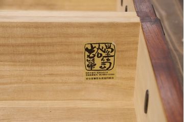 中古　美品　民芸家具　岩谷堂箪笥　牡丹の意匠金具が目を引く和モダンのサイドボード(定価約57万円)(収納棚、ガラス戸棚、キャビネット)(R-052014)