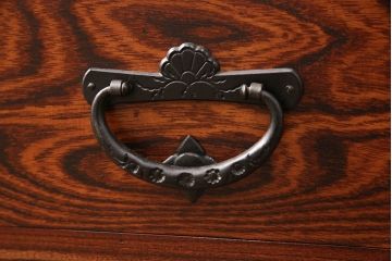 中古　美品　民芸家具　岩谷堂箪笥　牡丹の意匠金具が目を引く和モダンのサイドボード(定価約57万円)(収納棚、ガラス戸棚、キャビネット)(R-052014)