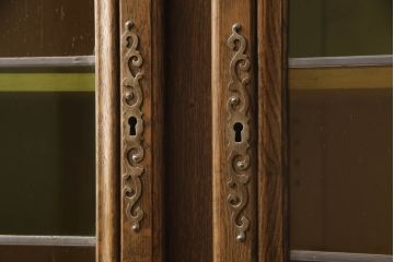ビンテージ家具　美品　オーク材　ステンドグラス入り扉がおしゃれなキャビネット(本箱、ブックケース、収納棚、ヴィンテージ)(R-052015)