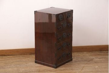 中古　超美品　本漆塗り　木地呂塗り　凝った金具が目を惹く三方ケヤキ材の縦型箪笥(タンス、小引き出し、チェスト)(R-052019)