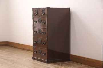 中古　超美品　本漆塗り　木地呂塗り　凝った金具が目を惹く三方ケヤキ材の縦型箪笥(タンス、小引き出し、チェスト)(R-052019)