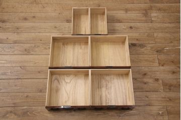 中古　超美品　本漆塗り　木地呂塗り　凝った金具が目を惹く三方ケヤキ材の縦型箪笥(タンス、小引き出し、チェスト)(R-052019)