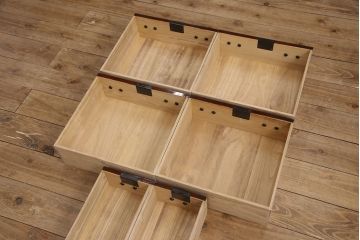 中古　超美品　本漆塗り　木地呂塗り　凝った金具が目を惹く三方ケヤキ材の縦型箪笥(タンス、小引き出し、チェスト)(R-052019)