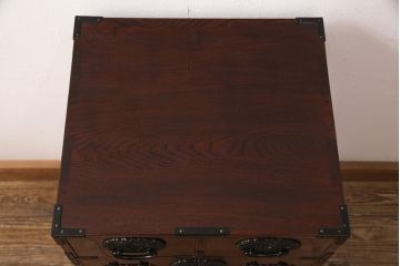 中古　超美品　本漆塗り　木地呂塗り　凝った金具が目を惹く三方ケヤキ材の縦型箪笥(タンス、小引き出し、チェスト)(R-052019)