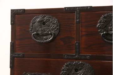 中古　超美品　本漆塗り　木地呂塗り　凝った金具が目を惹く三方ケヤキ材の縦型箪笥(タンス、小引き出し、チェスト)(R-052019)