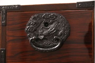 中古　超美品　本漆塗り　木地呂塗り　凝った金具が目を惹く三方ケヤキ材の縦型箪笥(タンス、小引き出し、チェスト)(R-052019)
