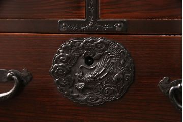 中古　超美品　本漆塗り　木地呂塗り　凝った金具が目を惹く三方ケヤキ材の縦型箪笥(タンス、小引き出し、チェスト)(R-052019)