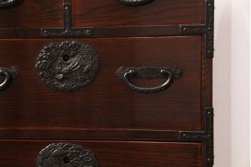 中古　超美品　本漆塗り　木地呂塗り　凝った金具が目を惹く三方ケヤキ材の縦型箪笥(タンス、小引き出し、チェスト)(R-052019)