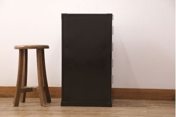 中古　超美品　本漆塗り　木地呂塗り　凝った金具が目を惹く三方ケヤキ材の縦型箪笥(タンス、小引き出し、チェスト)(R-052019)
