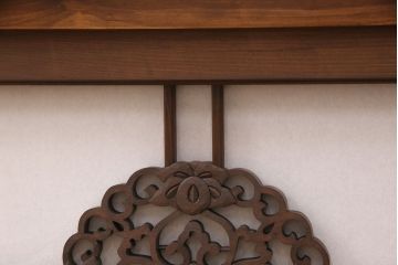 ラフジュ工房オリジナル　古建具リメイク　透かし彫りが上品なアクセントになる引き戸のテレビ台(ローボード、テレビボード、収納棚)(R-052022)