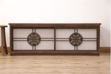 ラフジュ工房オリジナル　古建具リメイク　上品な透かし彫りが和の雰囲気を高める引き戸のテレビ台(ローボード、テレビボード、収納棚)(R-052023)
