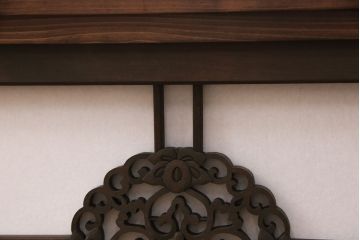 ラフジュ工房オリジナル　古建具リメイク　上品な透かし彫りが和の雰囲気を高める引き戸のテレビ台(ローボード、テレビボード、収納棚)(R-052023)