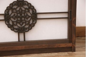 ラフジュ工房オリジナル　古建具リメイク　上品な透かし彫りが和の雰囲気を高める引き戸のテレビ台(ローボード、テレビボード、収納棚)(R-052023)