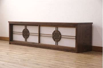 ラフジュ工房オリジナル　古建具リメイク　透かし彫り　上品な和の雰囲気を高める引き戸のテレビ台(ローボード、テレビボード、収納棚)(R-052025)