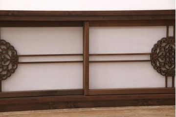 ラフジュ工房オリジナル　古建具リメイク　透かし彫り　上品な和の雰囲気を高める引き戸のテレビ台(ローボード、テレビボード、収納棚)(R-052025)