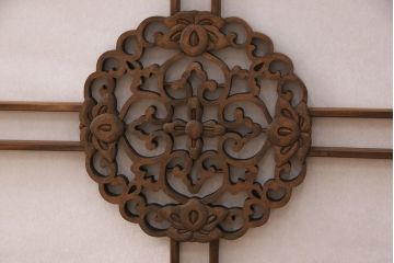 ラフジュ工房オリジナル　古建具リメイク　透かし彫り　上品な和の雰囲気を高める引き戸のテレビ台(ローボード、テレビボード、収納棚)(R-052025)