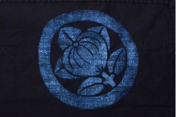 明治〜大正　古い家紋入り藍染め　木綿古布(R-052037)