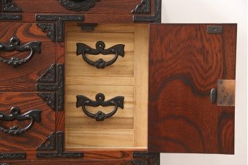 中古　美品　岩谷堂箪笥　厚みのある金具が立派な威厳のある車箪笥(小箪笥、チェスト、引き出し)(R-052083)