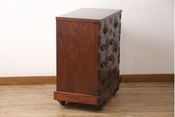 中古　美品　岩谷堂箪笥　厚みのある金具が立派な威厳のある車箪笥(小箪笥、チェスト、引き出し)(R-052083)