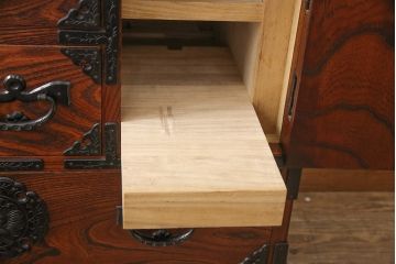 中古　美品　岩谷堂箪笥　厚みのある金具が立派な威厳のある車箪笥(小箪笥、チェスト、引き出し)(R-052083)