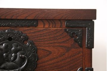中古　美品　岩谷堂箪笥　厚みのある金具が立派な威厳のある車箪笥(小箪笥、チェスト、引き出し)(R-052083)
