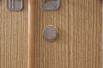中古　美品　春日部桐たんす　桐材の明るい木肌に桑材の縁取りが粋なアクセントになっている総桐箪笥(並厚)(和タンス、着物箪笥、引き出し、チェスト、衣装箪笥)(定価約90万円)(R-052086)
