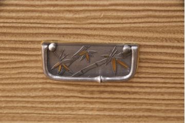 中古　美品　春日部桐たんす　桐材の明るい木肌に桑材の縁取りが粋なアクセントになっている総桐箪笥(並厚)(和タンス、着物箪笥、引き出し、チェスト、衣装箪笥)(定価約90万円)(R-052086)