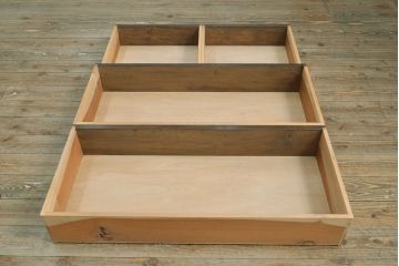 中古　美品　伝統工芸　軽井沢彫り　衣装盆付き　桜の彫りが上品な雰囲気の三つ重ね着物箪笥(衣装箪笥、和タンス)(R-052087)