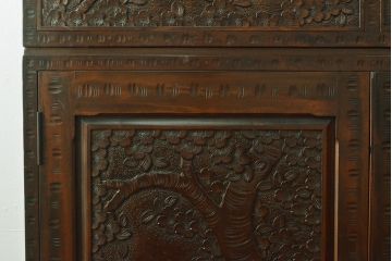 中古　美品　伝統工芸　軽井沢彫り　衣装盆付き　桜の彫りが上品な雰囲気の三つ重ね着物箪笥(衣装箪笥、和タンス)(R-052087)