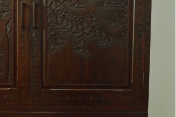中古　美品　伝統工芸　軽井沢彫り　衣装盆付き　桜の彫りが上品な雰囲気の三つ重ね着物箪笥(衣装箪笥、和タンス)(R-052087)