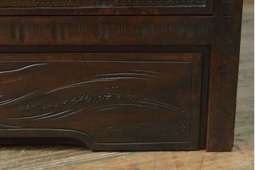 中古　美品　伝統工芸　軽井沢彫り　衣装盆付き　桜の彫りが上品な雰囲気の三つ重ね着物箪笥(衣装箪笥、和タンス)(R-052087)