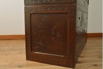中古　美品　伝統工芸　軽井沢彫り　衣装盆付き　桜の彫りが上品な雰囲気の三つ重ね着物箪笥(衣装箪笥、和タンス)(R-052087)
