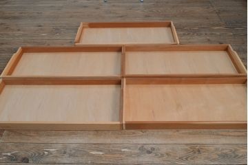 中古　美品　伝統工芸　軽井沢彫り　衣装盆付き　桜の彫りが上品な雰囲気の三つ重ね着物箪笥(衣装箪笥、和タンス)(R-052087)