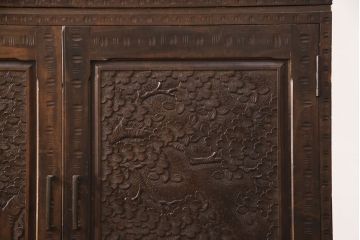 中古　美品　伝統工芸　軽井沢彫り　衣装盆付き　桜の彫りが上品な雰囲気の三つ重ね着物箪笥(衣装箪笥、和タンス)(R-052087)