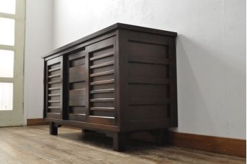 ヴィンテージ家具　北海道民芸家具　絶版品　モダンな雰囲気漂うシックなサイドボード(リビングボード、収納棚、サイドキャビネット、ビンテージ)(R-052088)
