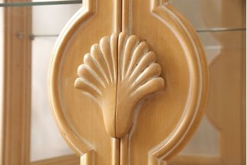 中古　美品　IDC大塚家具取扱い　フランス　Decape　BIANCO(ビアンコ)　優しい雰囲気を醸しだすデカペ仕上げのキュリオケース(飾り棚、キャビネット、ガラスケース、陳列棚、店舗什器)(定価約50万円)(R-052089)