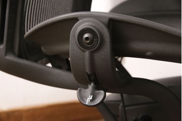 中古　美品　Hermanmiller(ハーマンミラー社)　ランバーサポート　座り心地を追求したアーロンチェア(オフィスチェア、アームチェア、ワークチェア)(R-052097)