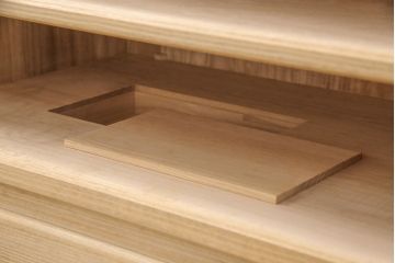 中古　美品　天板リメイク　伝統工芸士・東樹義明作　取り入れやすいサイズの加茂総桐箪笥・下段(胴厚、四方丸)(総桐たんす、衣装タンス、ローボード、ローチェスト)(R-052099)