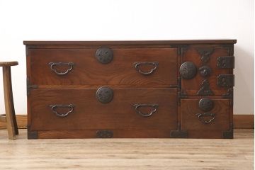 アンティーク家具　前面ケヤキ材　繊細で上品な金具が魅力の仙台箪笥ローボード(テレビ台、テレビボード、ローチェスト、引き出し)(R-052100)