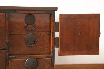 アンティーク家具　前面ケヤキ材　繊細で上品な金具が魅力の仙台箪笥ローボード(テレビ台、テレビボード、ローチェスト、引き出し)(R-052100)