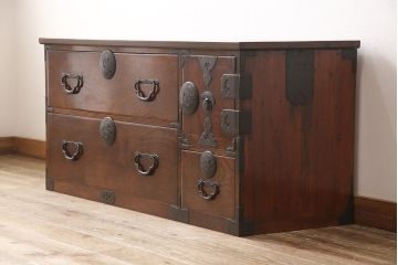 アンティーク家具　前面ケヤキ材　繊細で上品な金具が魅力の仙台箪笥ローボード(テレビ台、テレビボード、ローチェスト、引き出し)(R-052100)