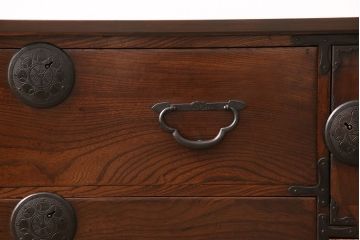 アンティーク家具　前面ケヤキ材　繊細で上品な金具が魅力の仙台箪笥ローボード(テレビ台、テレビボード、ローチェスト、引き出し)(R-052100)