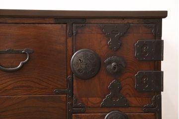 アンティーク家具　前面ケヤキ材　繊細で上品な金具が魅力の仙台箪笥ローボード(テレビ台、テレビボード、ローチェスト、引き出し)(R-052100)