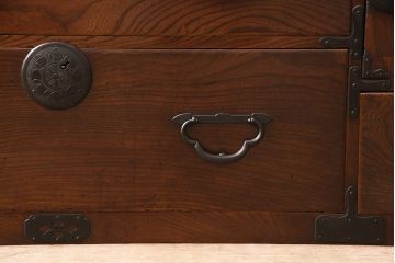 アンティーク家具　前面ケヤキ材　繊細で上品な金具が魅力の仙台箪笥ローボード(テレビ台、テレビボード、ローチェスト、引き出し)(R-052100)