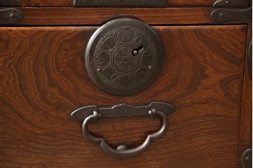 アンティーク家具　前面ケヤキ材　繊細で上品な金具が魅力の仙台箪笥ローボード(テレビ台、テレビボード、ローチェスト、引き出し)(R-052100)