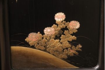 和製アンティーク　時代物　高級品!蒔絵と螺鈿細工が雅やかで高級感が漂う唐木飾り棚(茶棚、収納棚、違い棚)(R-052101)
