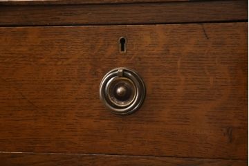 イギリスアンティーク　オーク材　猫脚がポイント!!イギリスからやってきた上品なサイドボード(チェスト、サイドキャビネット)(R-052115)