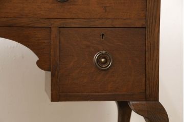イギリスアンティーク　オーク材　猫脚がポイント!!イギリスからやってきた上品なサイドボード(チェスト、サイドキャビネット)(R-052115)