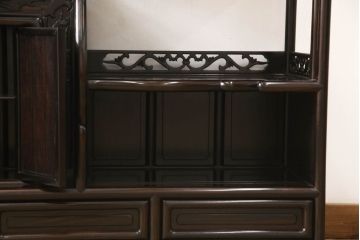 ヴィンテージ家具　黒檀　松竹梅の意匠がお見事!　丁寧な作り込みが上質な雰囲気を醸し出す飾り棚(茶棚、戸棚、ビンテージ)(R-052116)