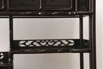 ヴィンテージ家具　黒檀　松竹梅の意匠がお見事!　丁寧な作り込みが上質な雰囲気を醸し出す飾り棚(茶棚、戸棚、ビンテージ)(R-052116)
